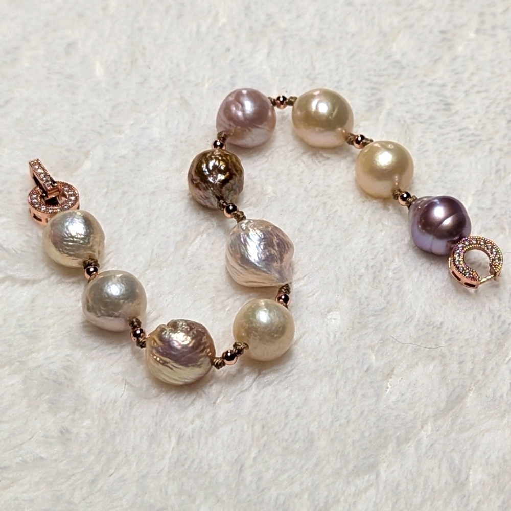 Vintage Faux Pearl Bracelet with Rose Gold Accents - Picture 4 of 9